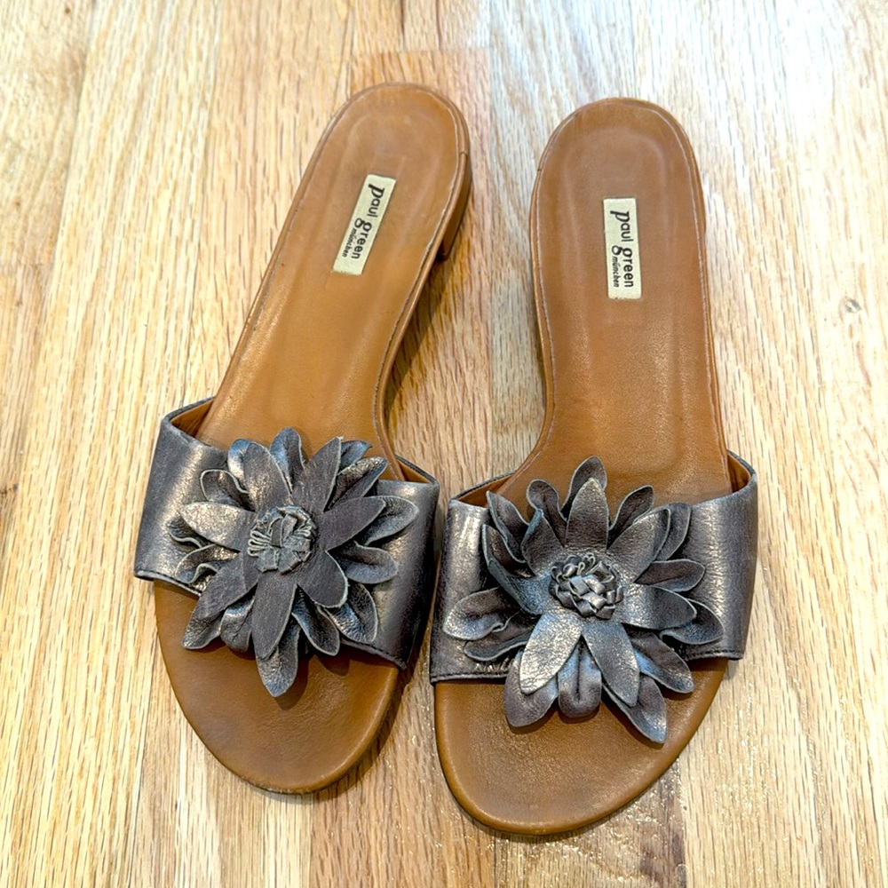 Flat strapless sandals